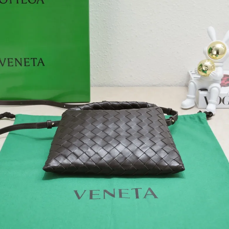 Batch 1400 BV 24 early spring new mini Hop has finally arrived! ! ! The small one is really exquisite and textured, and really shows off your temperament! ! ! Its shoulder strap is detachable, so it can be carried by hand or worn cross-body, which is really very practical! Moreover, the 15ProMax mobile phone can also be placed, so there is no need to worry about the problem of not being able to place the mobile phone. 📱 Style number: 7586# Size: 25.5*14.5*11cm
